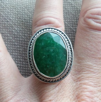 Zilveren ring gezet met Emerald in bewerkte setting 17 mm